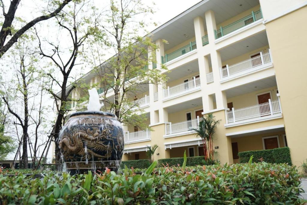 The One Residence Hotel Bangkok Exterior photo