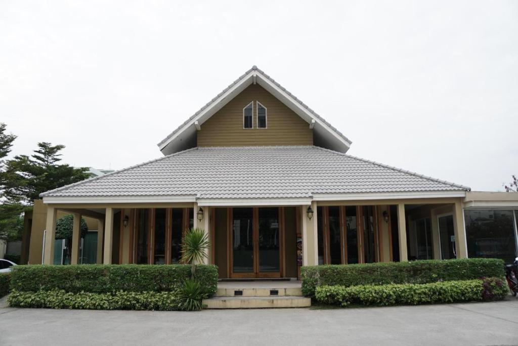 The One Residence Hotel Bangkok Exterior photo