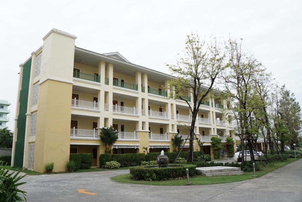 The One Residence Hotel Bangkok Exterior photo